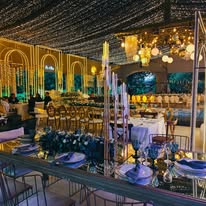 Decoración dorada y cristales en el salón