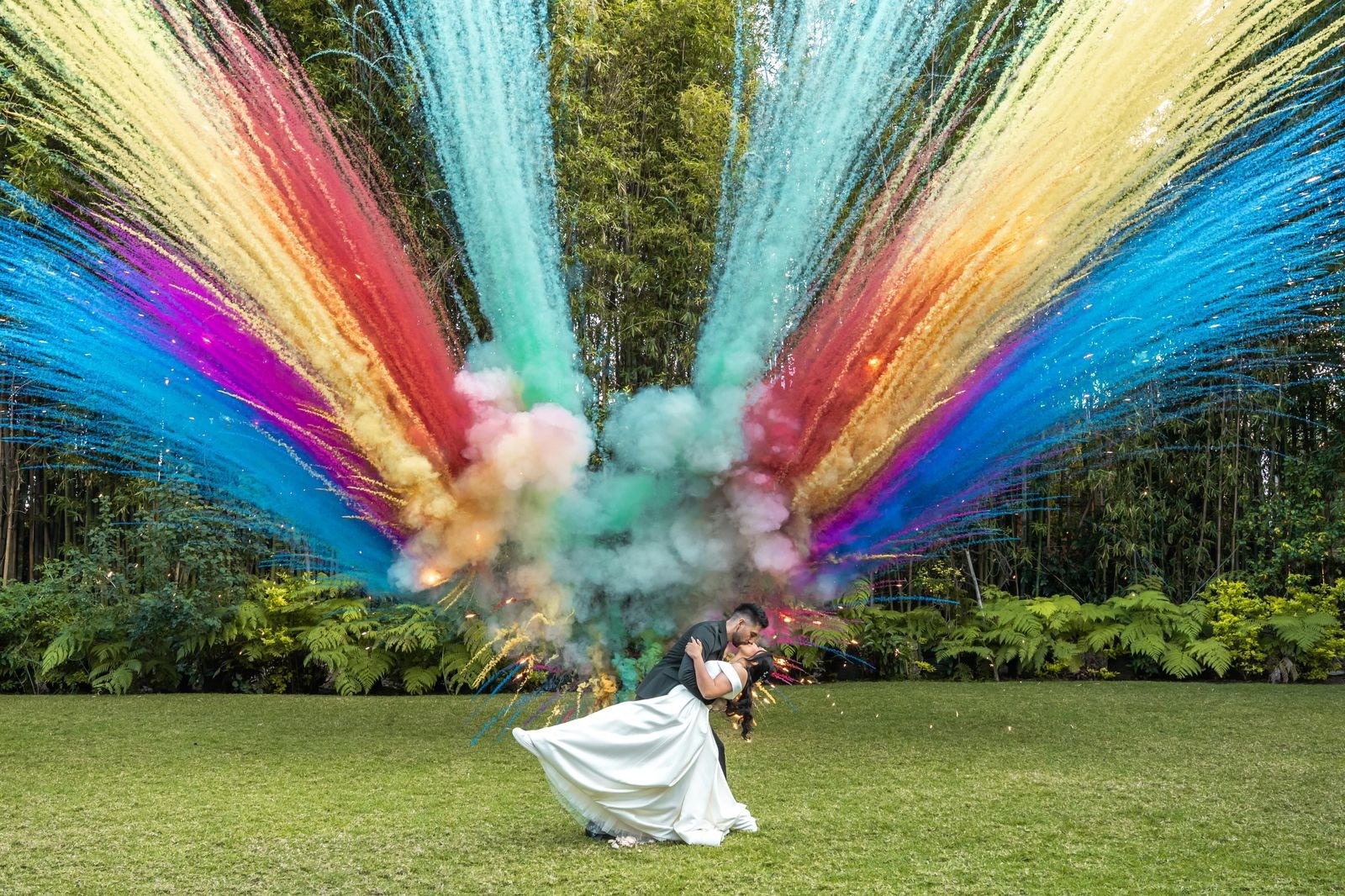 Sesión de novios con efectos especiales en el jardín