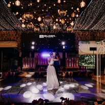 Pista de baile iluminada para primer baile de novios